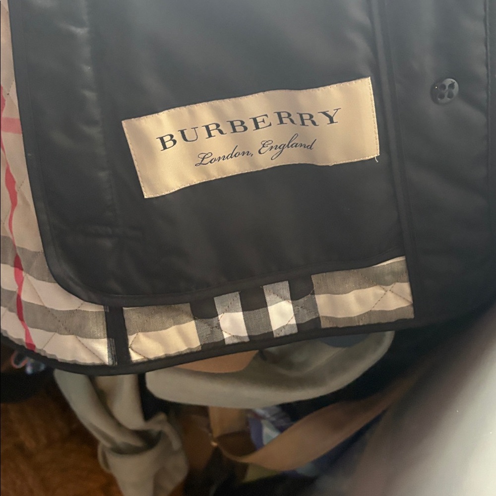 Burberry Black Quilted Jacket with Plaid Lining - Picture 3 of 3